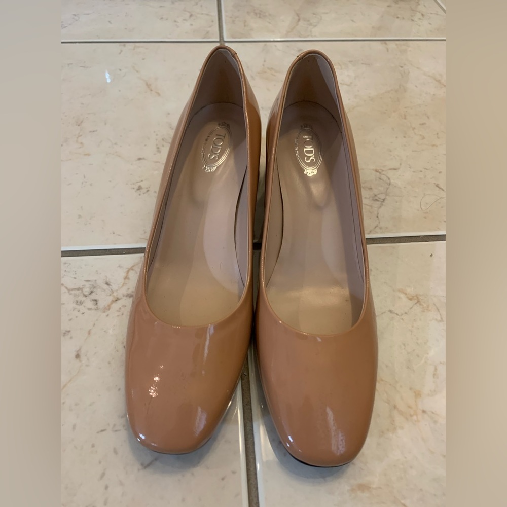 Tod’s round toe pumps